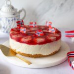 Ostekake med jordbær og flagg