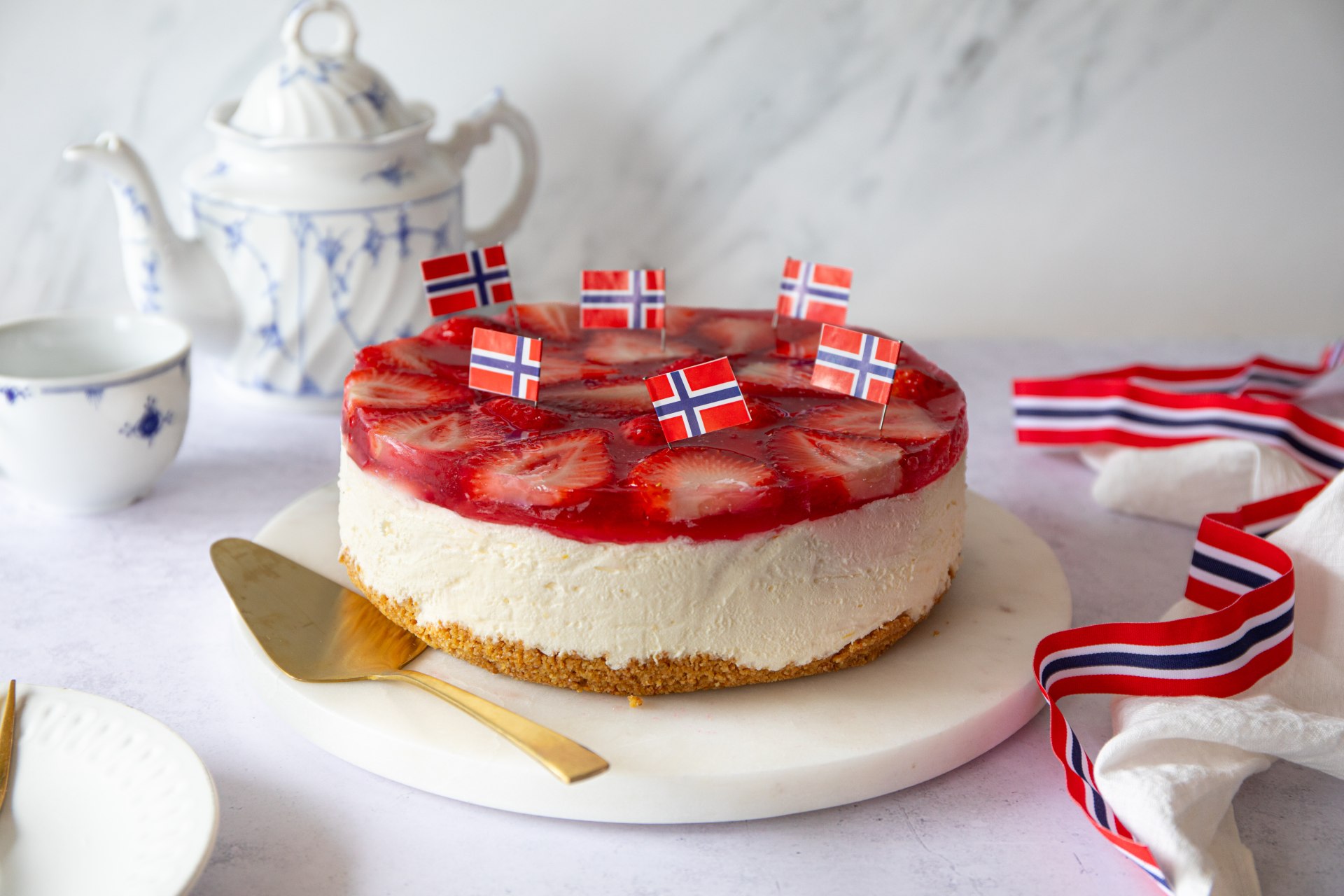 Ostekake med jordbær og flagg